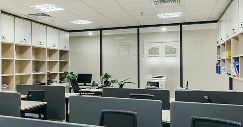 Vách kính cường lực văn phòng để chia các phòng ban trong công ty