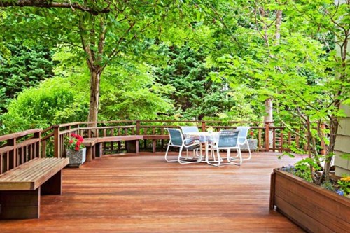 Mẫu lan can gỗ nhựa kiểu resort, mang vẻ đẹp tinh tế