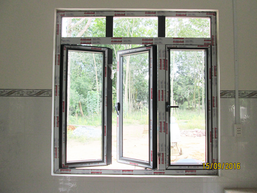 Cửa sổ nhôm Xingfa 3 cánh.